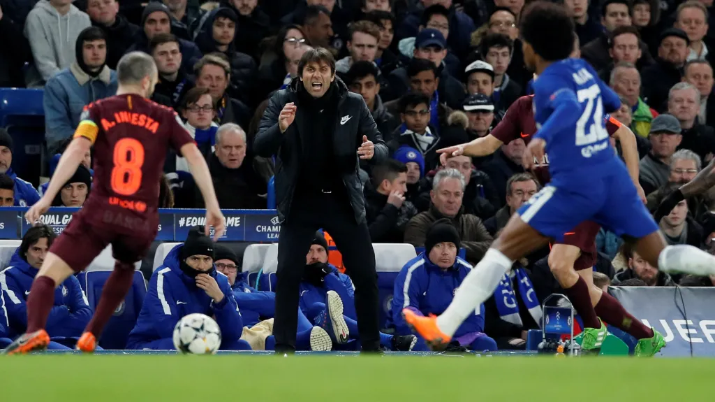 Antonio Conte (uprostřed) v utkání Chelsea - Barcelona