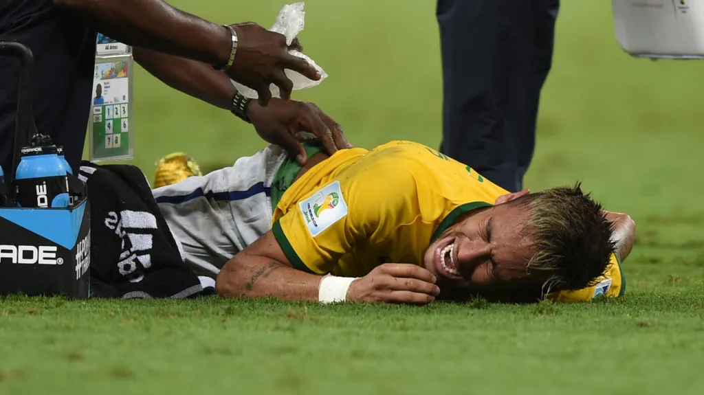 V bolestech se svíjející Neymar