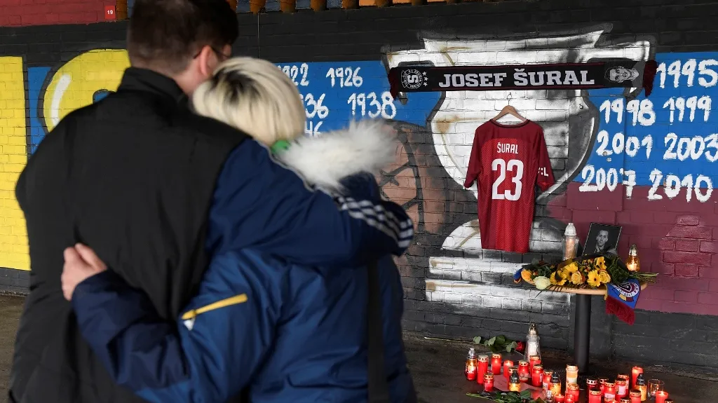 Pietní místo na památku fotbalisty Josefa Šurala u stadionu Sparty