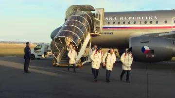 Hokejisté se den po vyřazení vrátili do Prahy