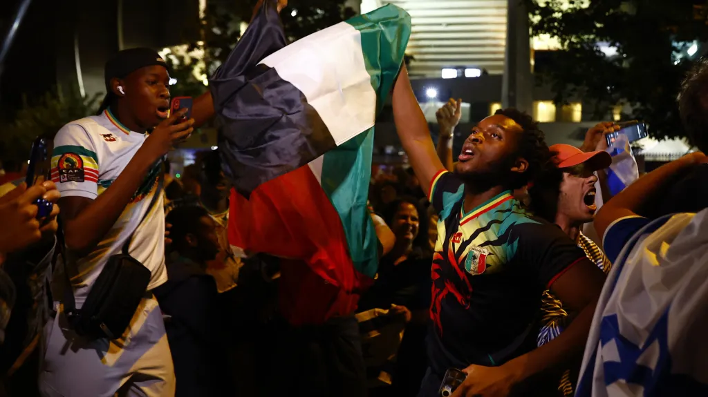 Fanoušci s palestinskými vlajkami po zápase Izraele a Mali