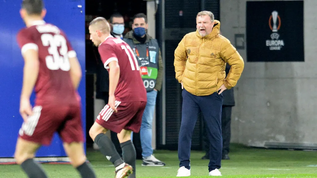 Kouč Pavel Vrba sleduje své svěřence ze Sparty
