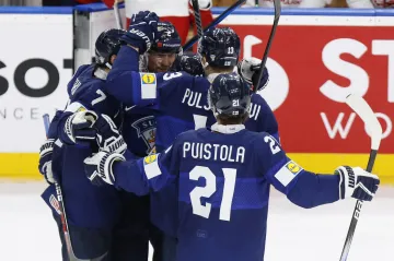 Hokejisté Finska se radují z gólu na mistrovství světa