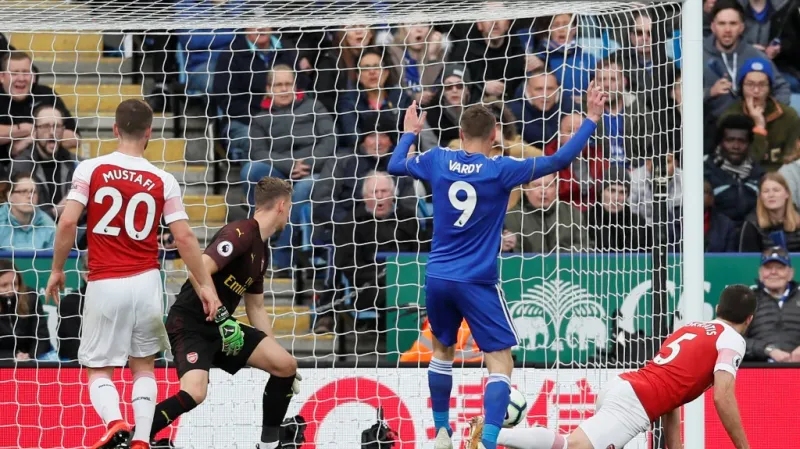 Jamie Vardy z Leicesteru (uprostřed) se raduje z gólu v utkání proti Arsenalu