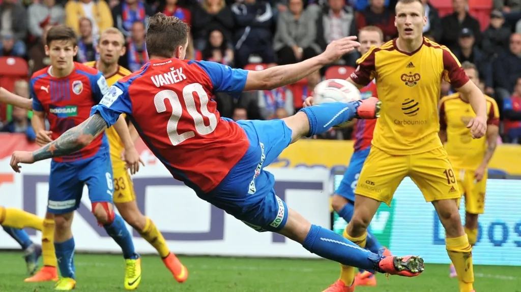 Ondřej Vaněk z Plzně v zápase s Duklou