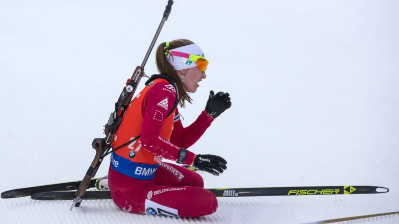 Darja Domračevová v cíli stíhacího závodu na MS v Hochfilzenu