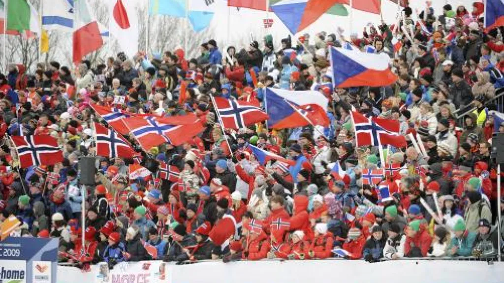 Zaplněné tribuny během mužské štafety