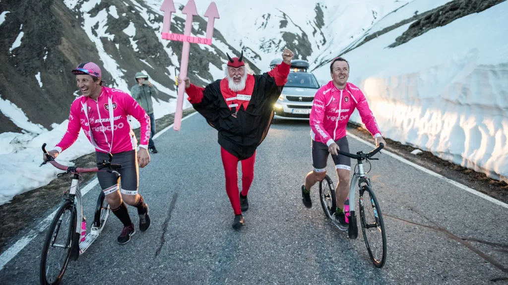 Koloběžkáře na Giru podporuje legendární fanoušek Didi Senft