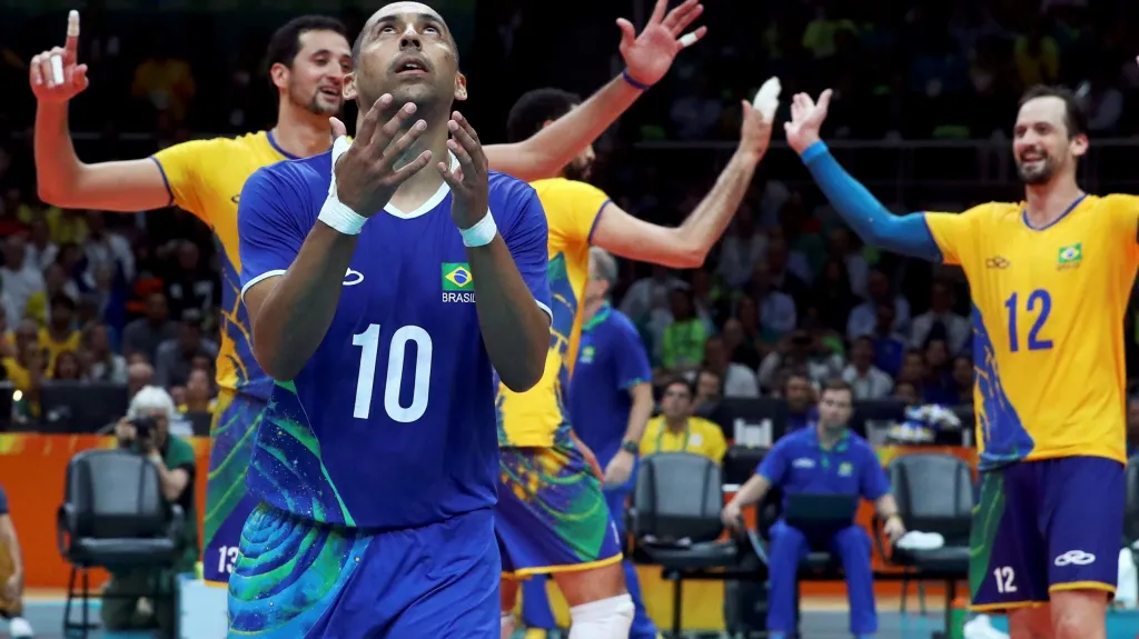 Itálie smutní, Brazilci slaví v pozadí