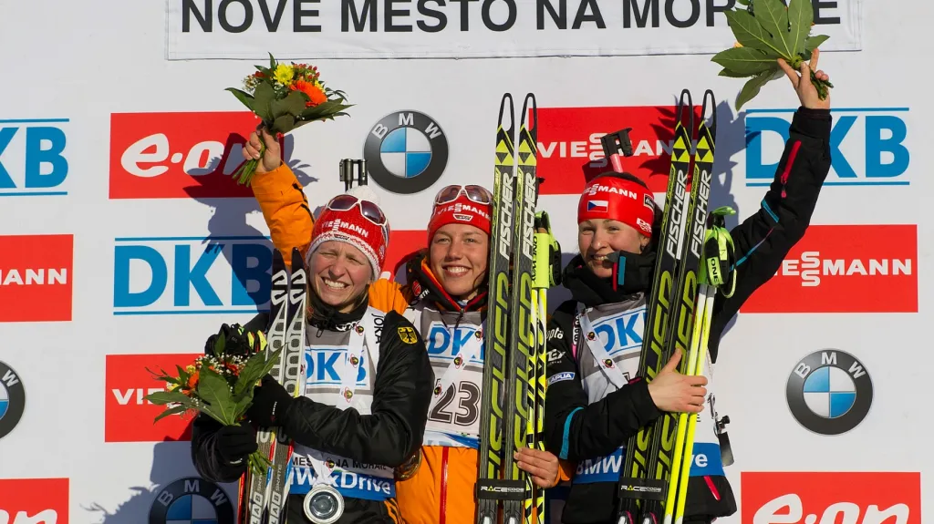 Veronika Vítková (vpravo) slaví bronzovou medaili s vítěznou Laurou Dahlmeierovou a stříbrnou Franziskuu Hildebrandovou