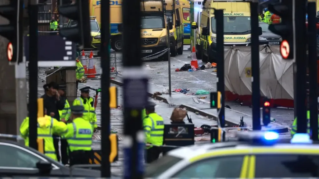 Záchranáři zasahují po sražení několika lidí autem v anglickém Liverpoolu