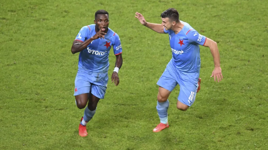 Fotbalisté Slavie se radují z gólu