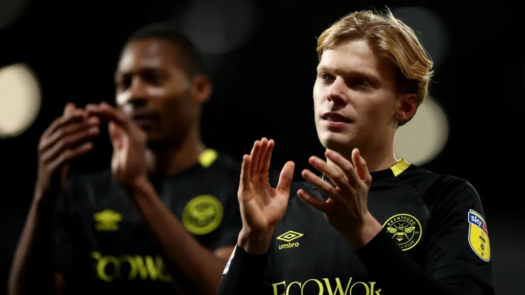 Jan Žambůrek (vpravo) děkuje fanouškům Brentfordu