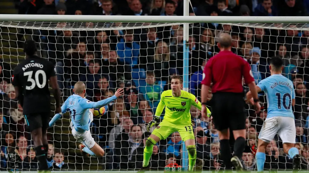 David Silva střílí rozhodující gól v utkání proti West Hamu