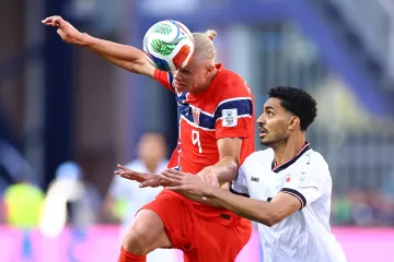 Erling Haaland a Zajd Tahsín v zápase Iráku s Norskem