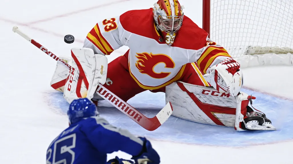 David Rittich v brance Calgary čaruje proti Torontu