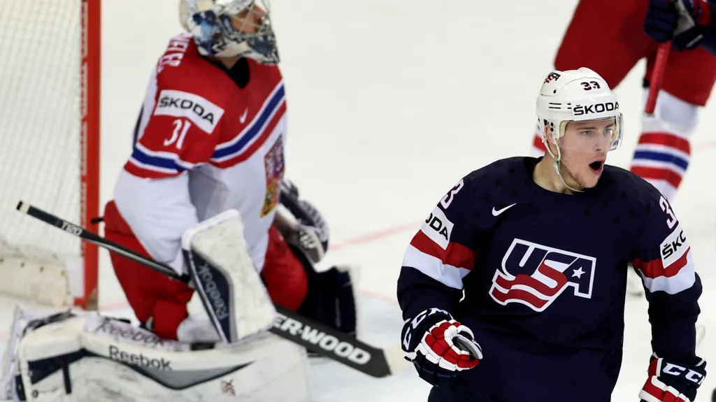 Charlie Coyle z USA slaví gól v české síti
