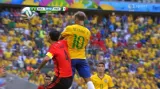 Šance v utkání Brazílie - Mexiko: Neymarovu hlavičku lapil Ochoa (26. min.)