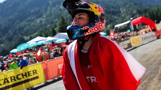 Bikerka Höllová počtvrté za sebou ovládla na MS sjezd