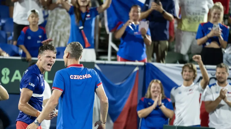 Čeští tenisté oslavují postup finálového turnaje Davis Cupu