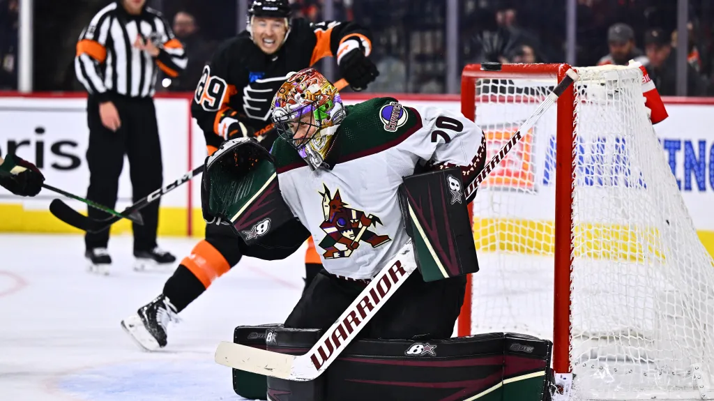 Karel Vejmelka čelí střele Philadelphie