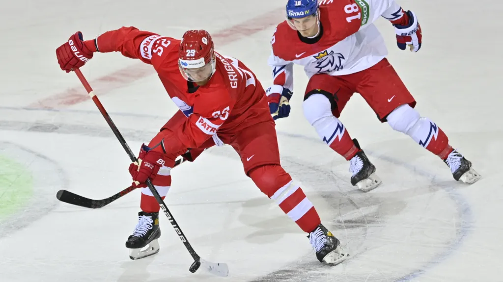 Dominik Kubalík stíhá Grigorenka