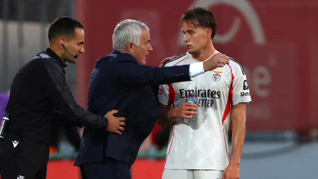 José Mourinho (uprostřed)