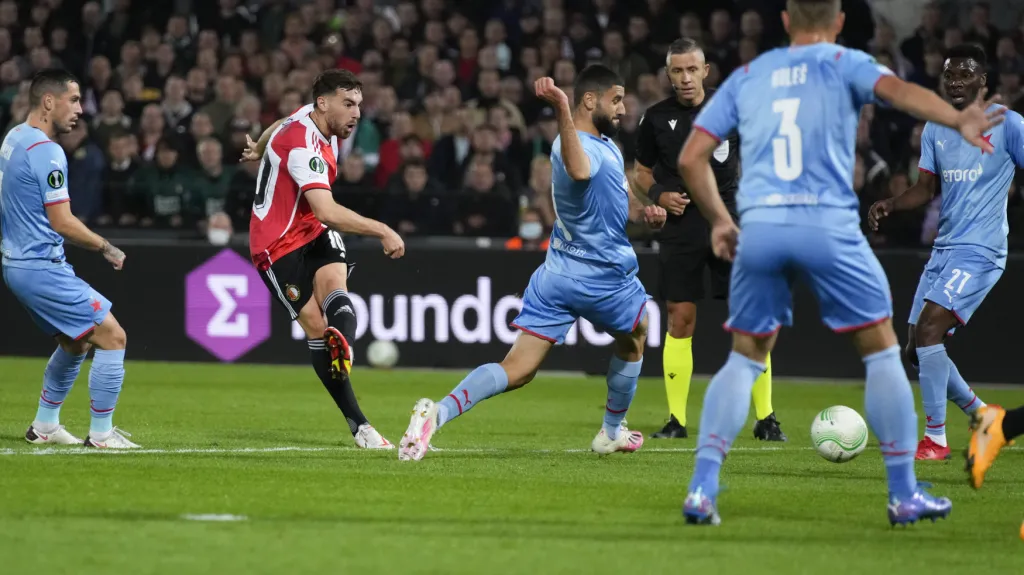 Orkun Kökcü z Feyenoordu střílí gól do sítě Slavie