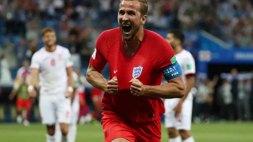 Angličan Harry Kane slaví gól v síti Tuniska