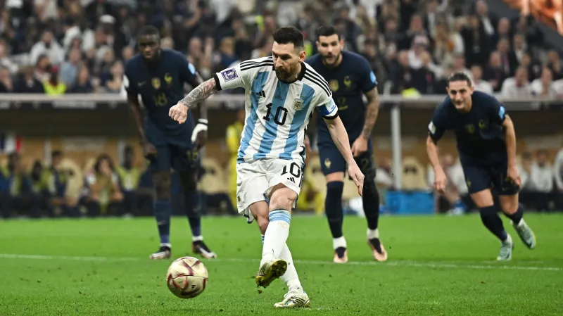Argentinec Lionel Messi proměňuje pokutový kop ve finále MS