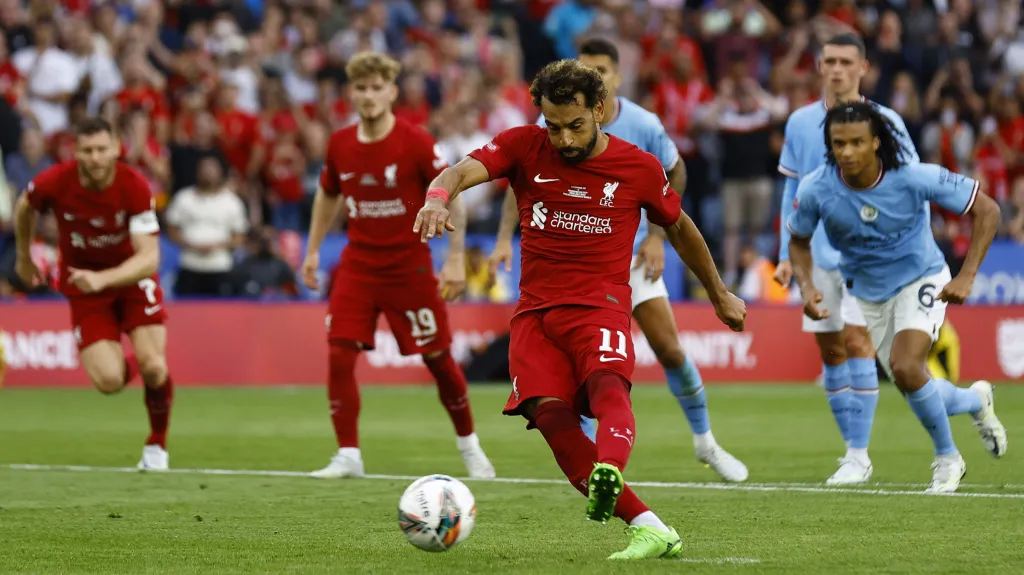 Mohamed Salah z Liverpoolu střílí gól z pokutového kopu