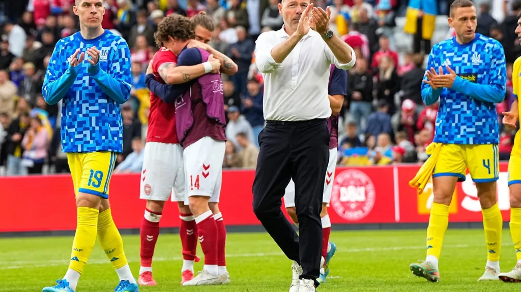Dánský kouč Brian Riemer a hráči Dánska i Ukrajiny se v Odnese loučí s diváky po předčasně ukončeném zápase, v němž zkolaboval Christian Eriksen