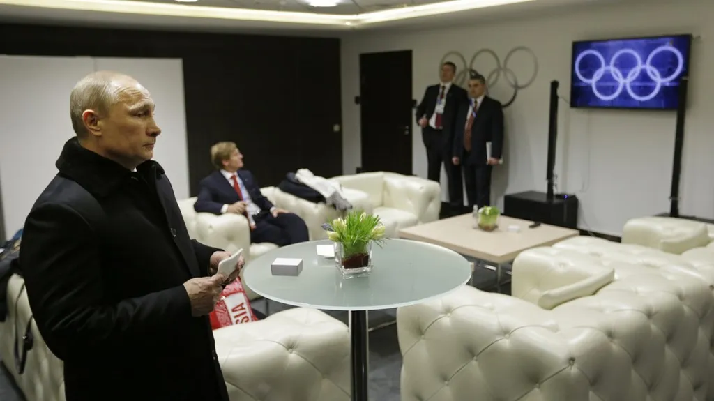 Vladimir Putin sleduje začátek ZOH v Soči
