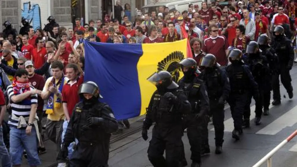 Fanoušci fotbalové Sparty v doprovodu policistů