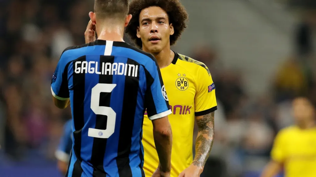 Roberto Gagliardini z Interu Milán v diskusi  s Axelem Witselem z Dortmundu