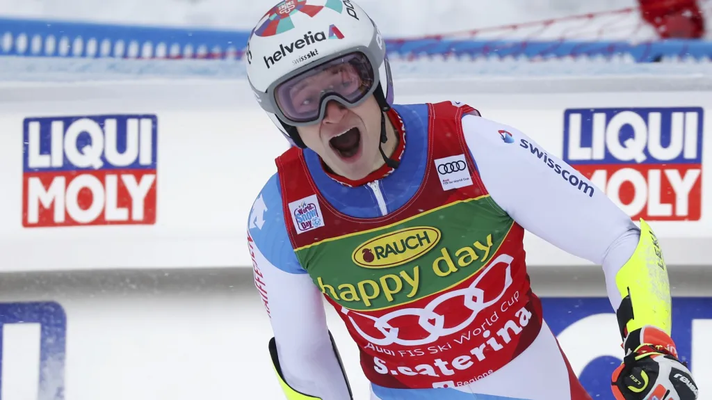 Marco Odermatt se raduje z vítězství