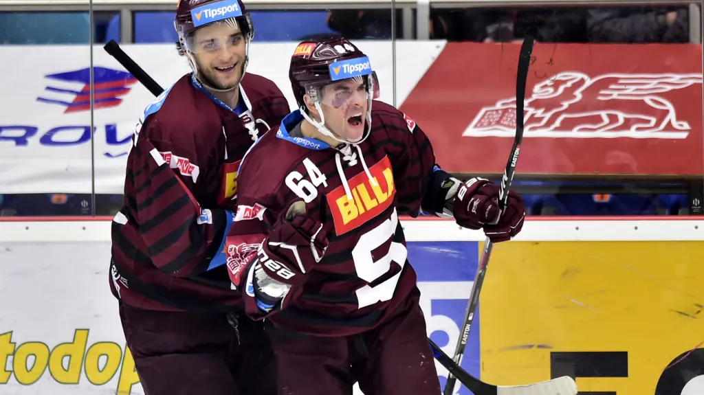 Brian Ihnacak ze Sparty (vpravo) se raduje z branky