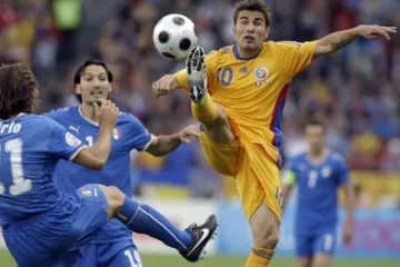 Mutu a Pirlo bojují o míč