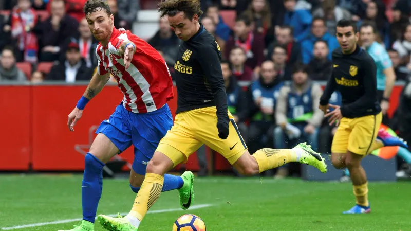 Antoine Griezmann střílí na branku Gijónu