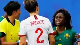 Angličanky jsou ve čtvrtfinále MS, Kamerun málem nedohrál