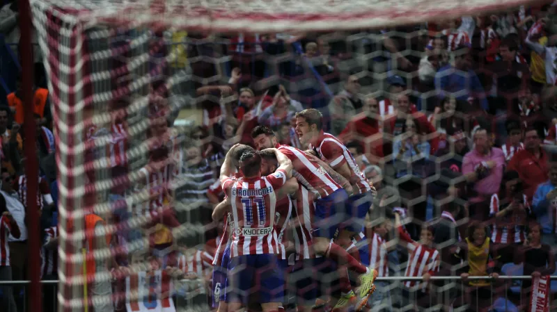 Slavící fotbalisté Atlética Madrid