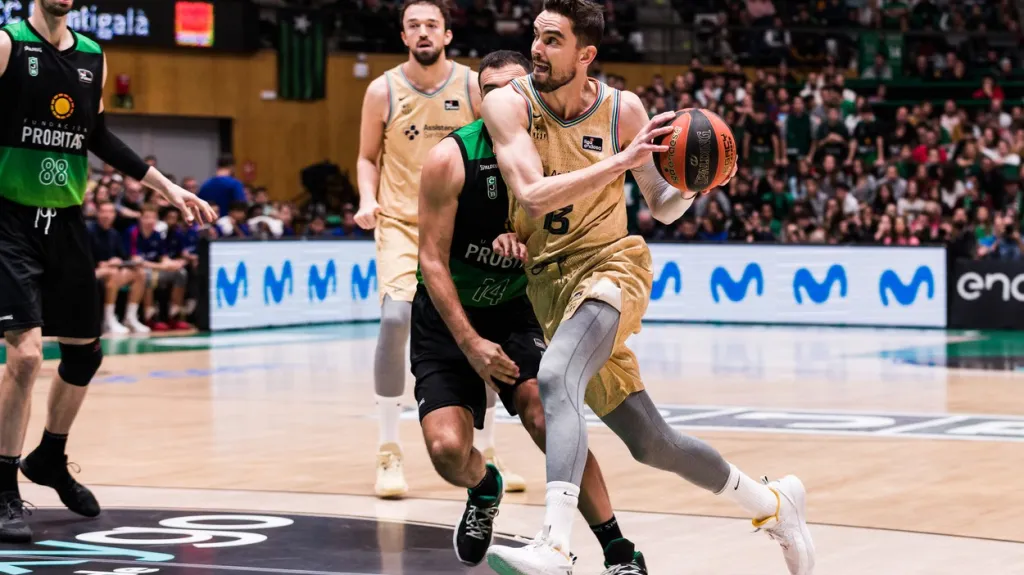 Tomáš Satoranský v utkání s Badalonou