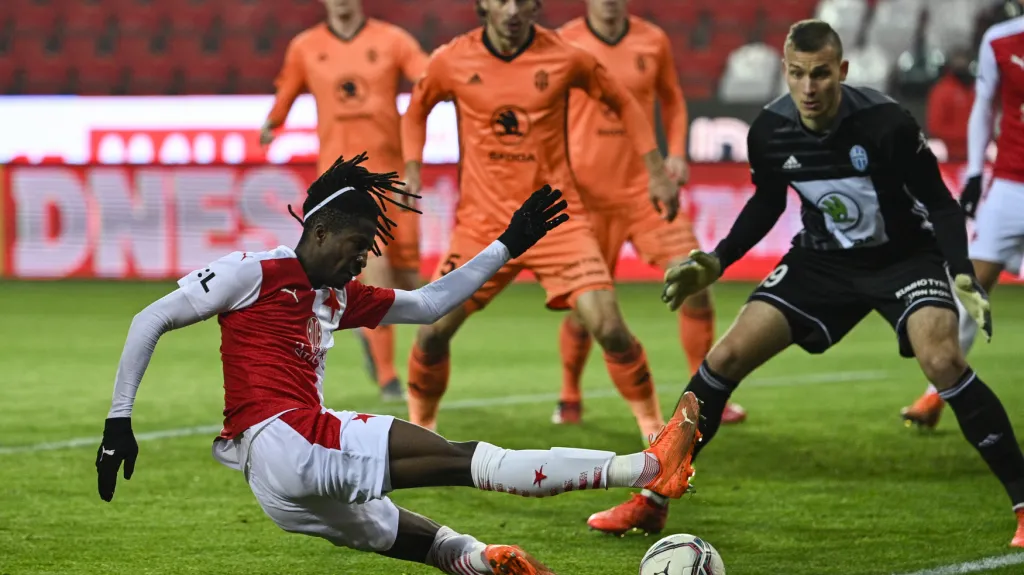 Slávista Olayinka před gólmanem Boleslavi Mikulcem 