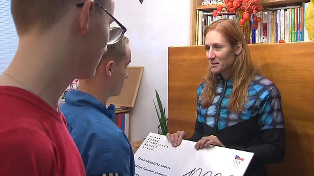 Mirka Knapková předává peníze od České olympijské nadace
