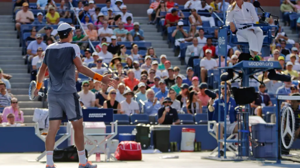 Tomáš Berdych se na US Open hádá s rozhodčí Louse Engzelovou