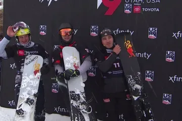 Dmitrij Loginov (uprostřed)