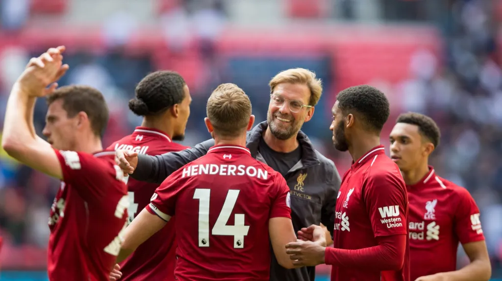 Fotbalisté Liverpoolu se radují s trenérem Jürgenem Kloppem