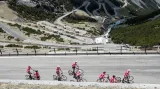 Koloběžkáři při výšlapu na Stelvio