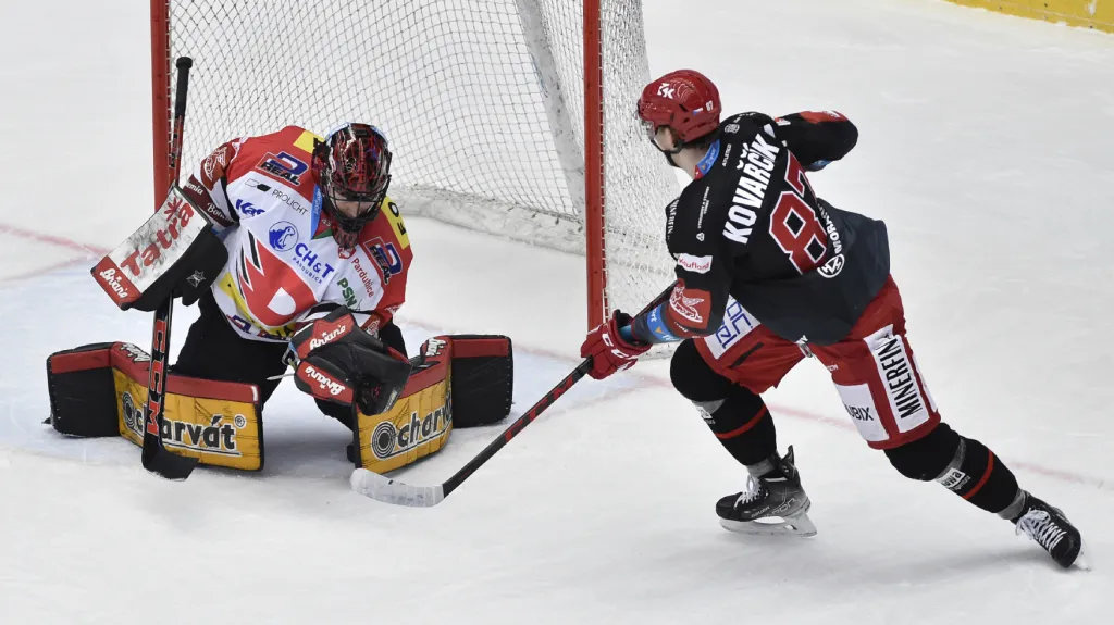 Dominik Frodl zasahuje před Michalem Kovařčíkem