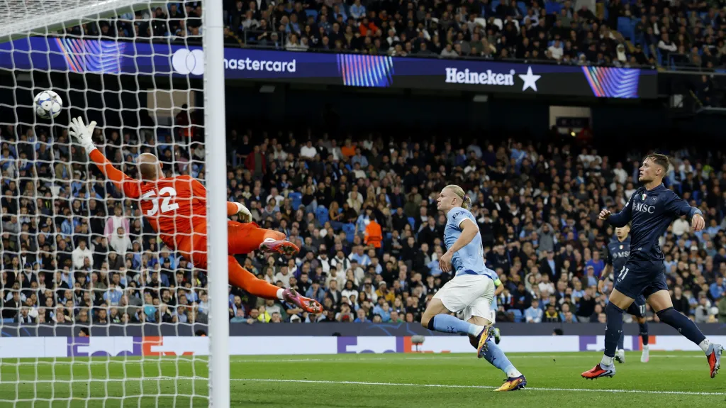 Erling Haaland dává gól Neapoli